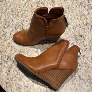 Report wedges cognac color size 7.5